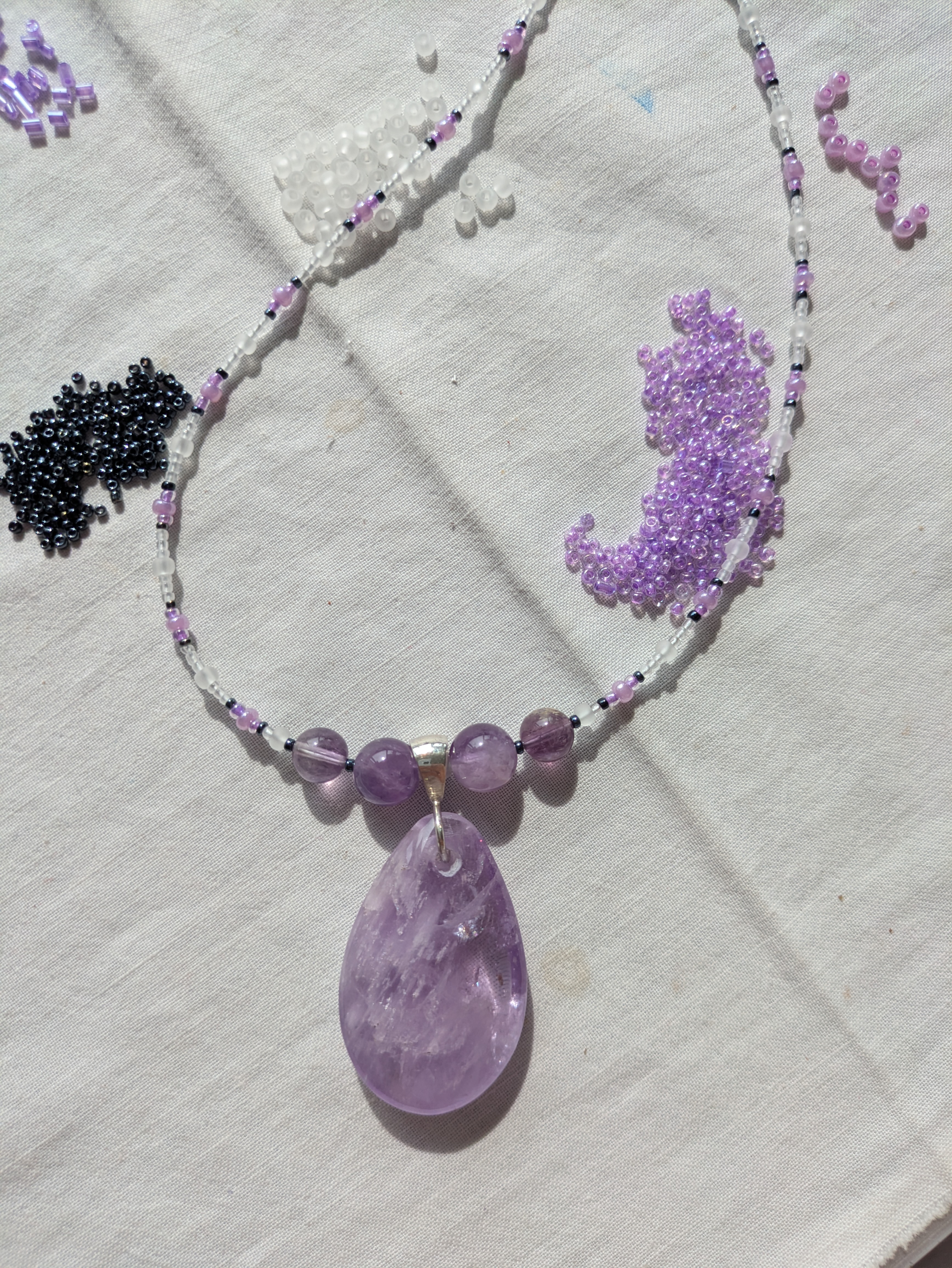 amethyste, beliere argent. (63 cm).