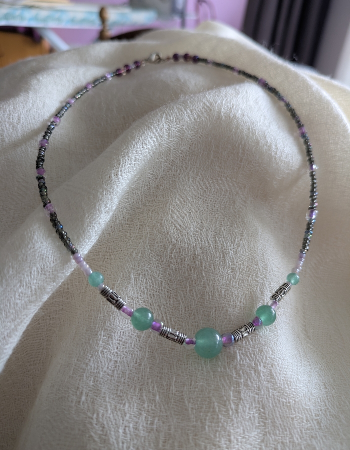 Aventurine et metal. 44 cm.