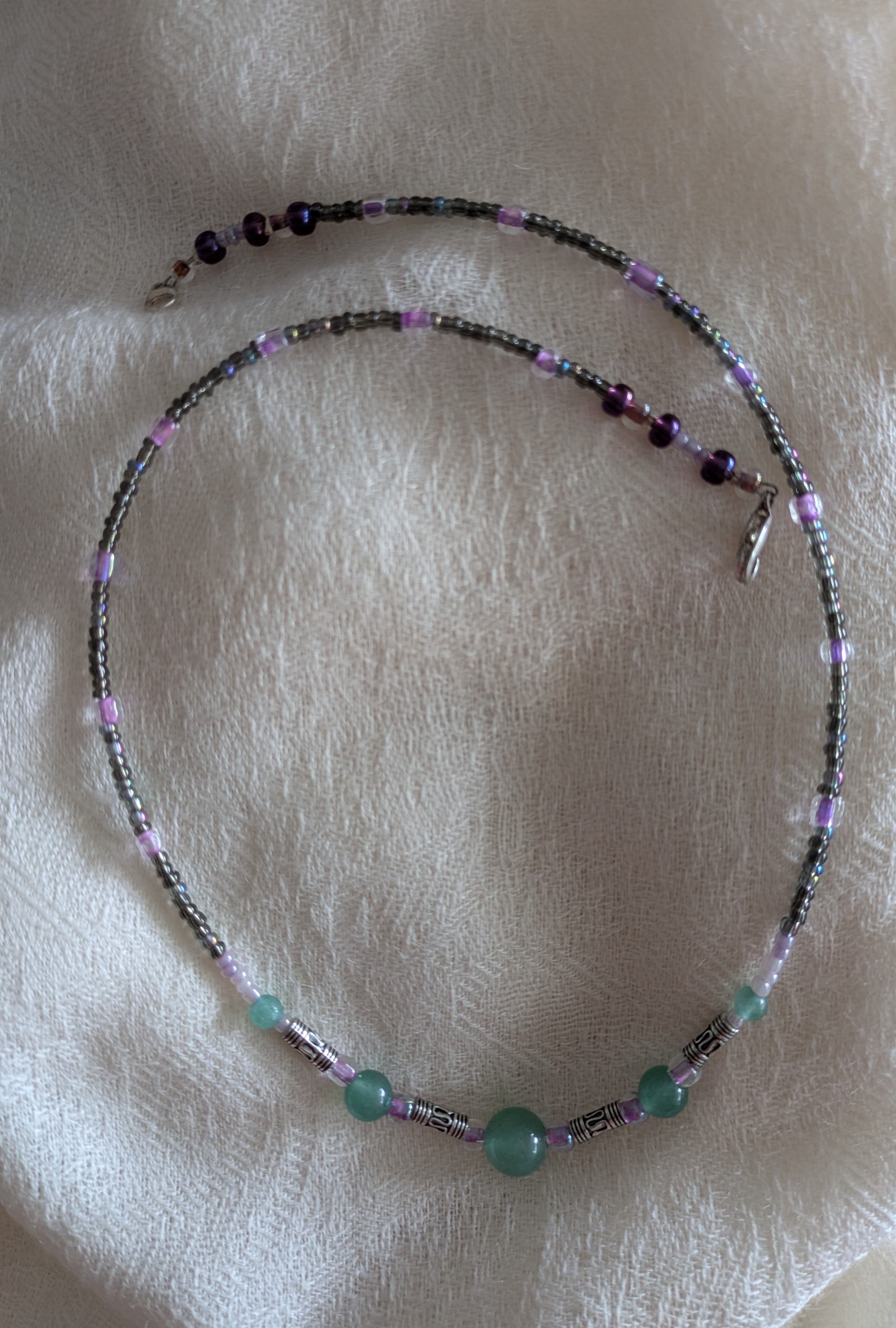 Aventurine et metal. 44 cm.