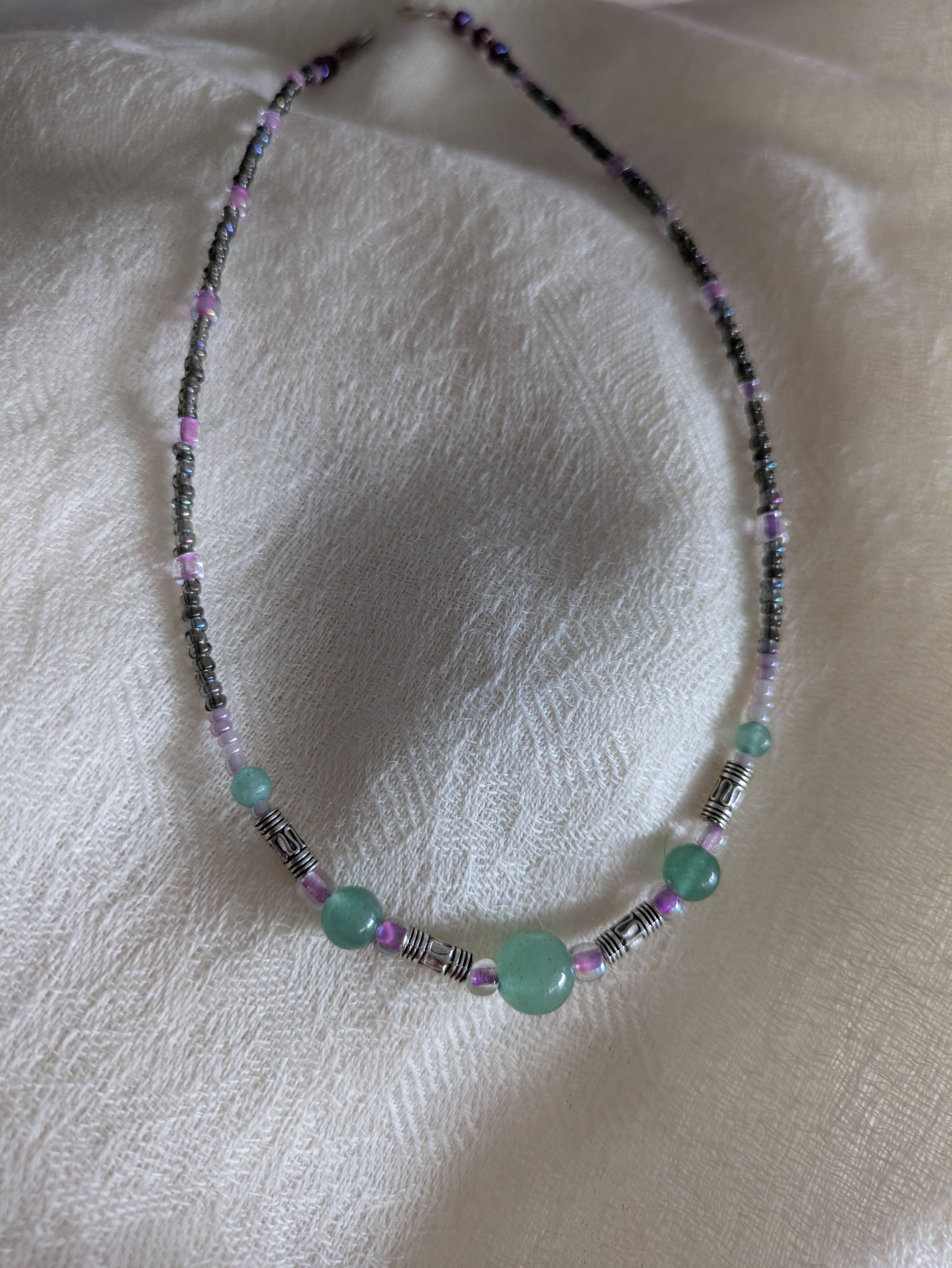 Aventurine et metal. 44 cm.