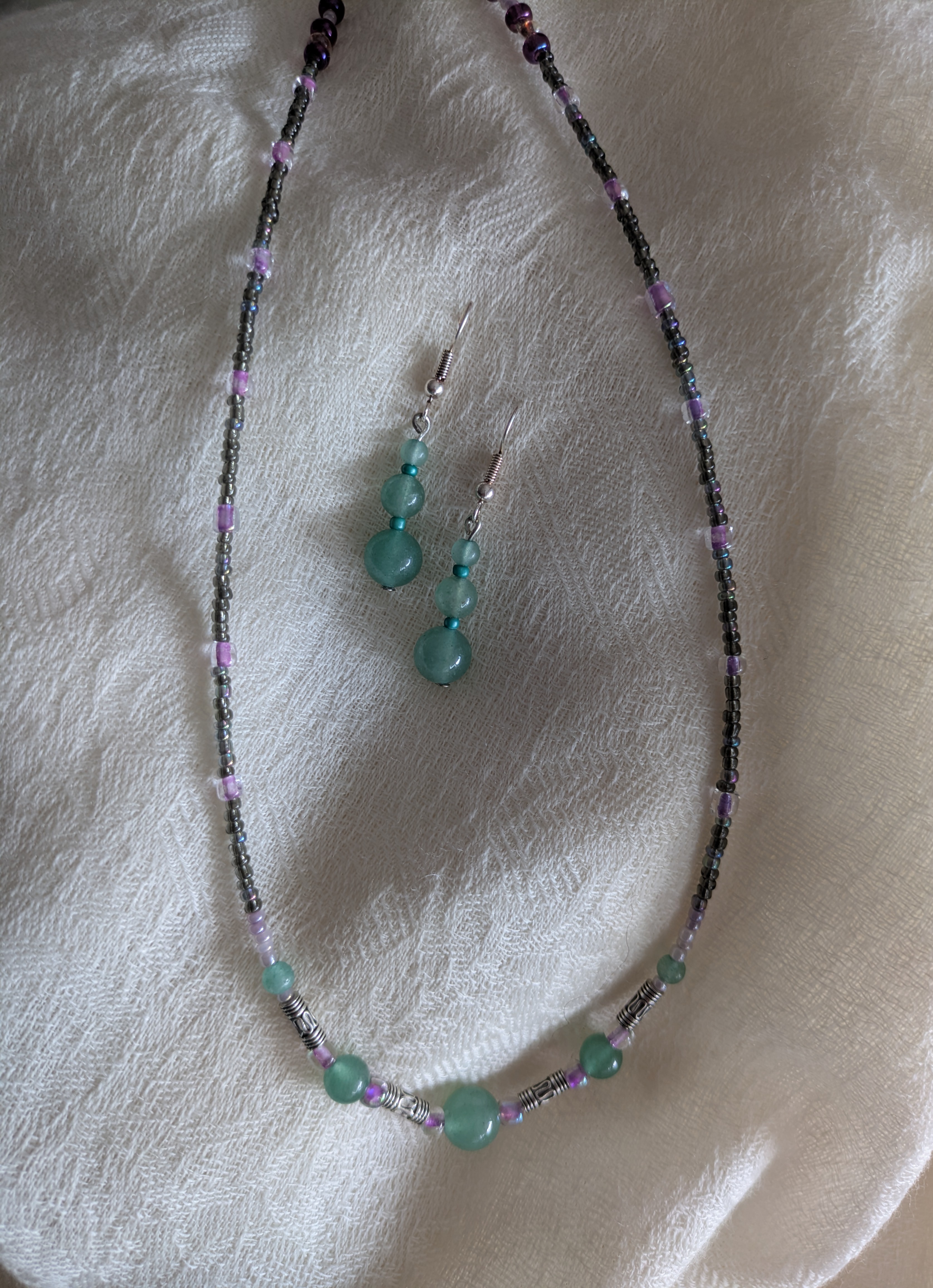 Aventurine et metal. 44 cm.