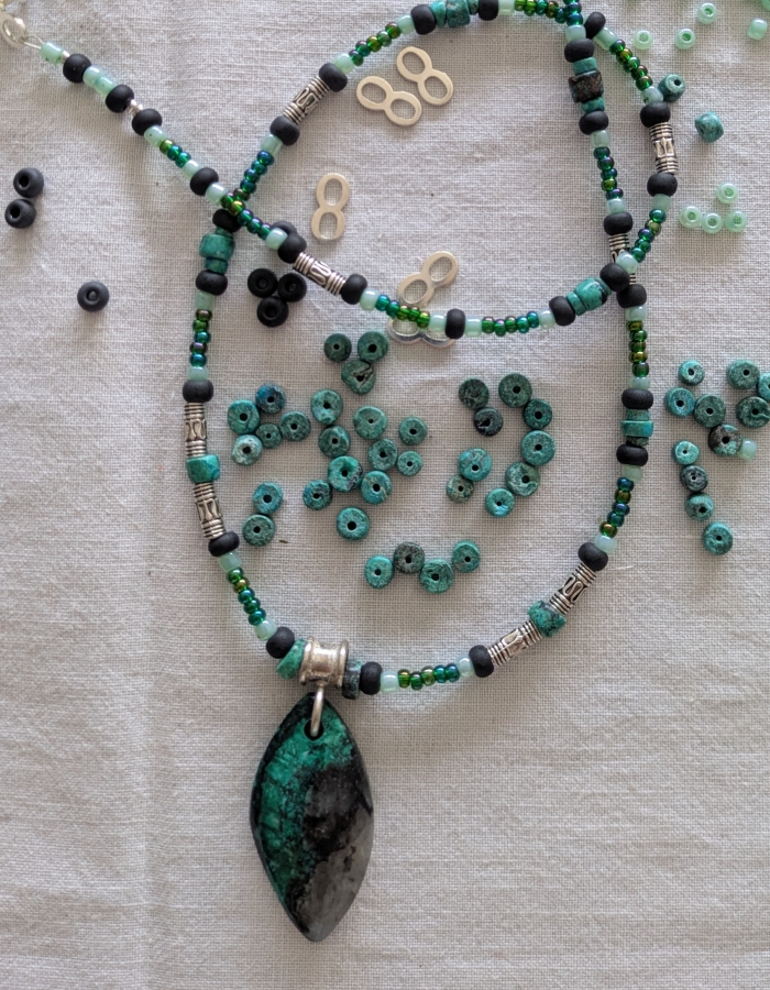 Chrysocolle, bélière argent. 69 cm.