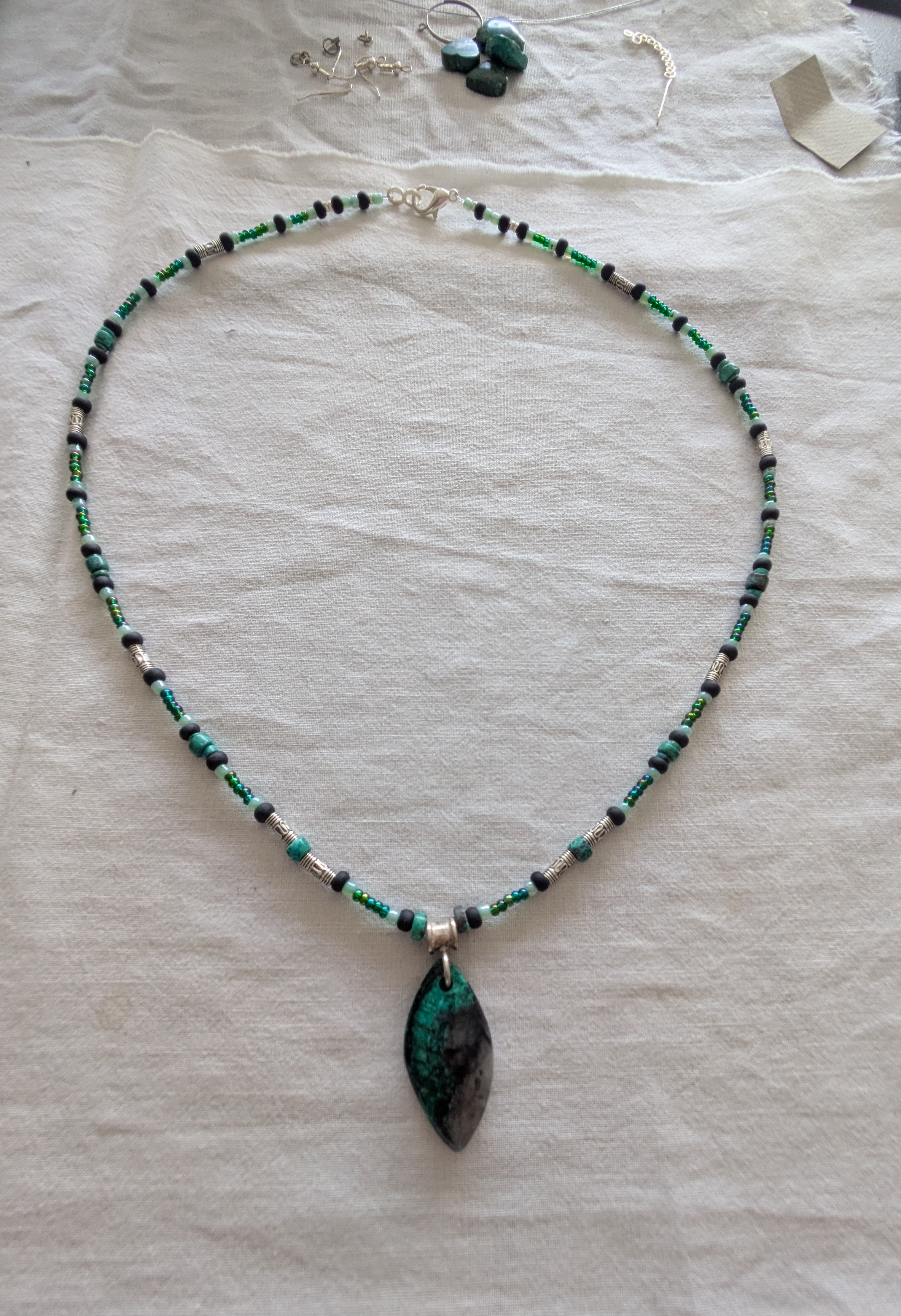 Chrysocolle, bélière argent. 69 cm.