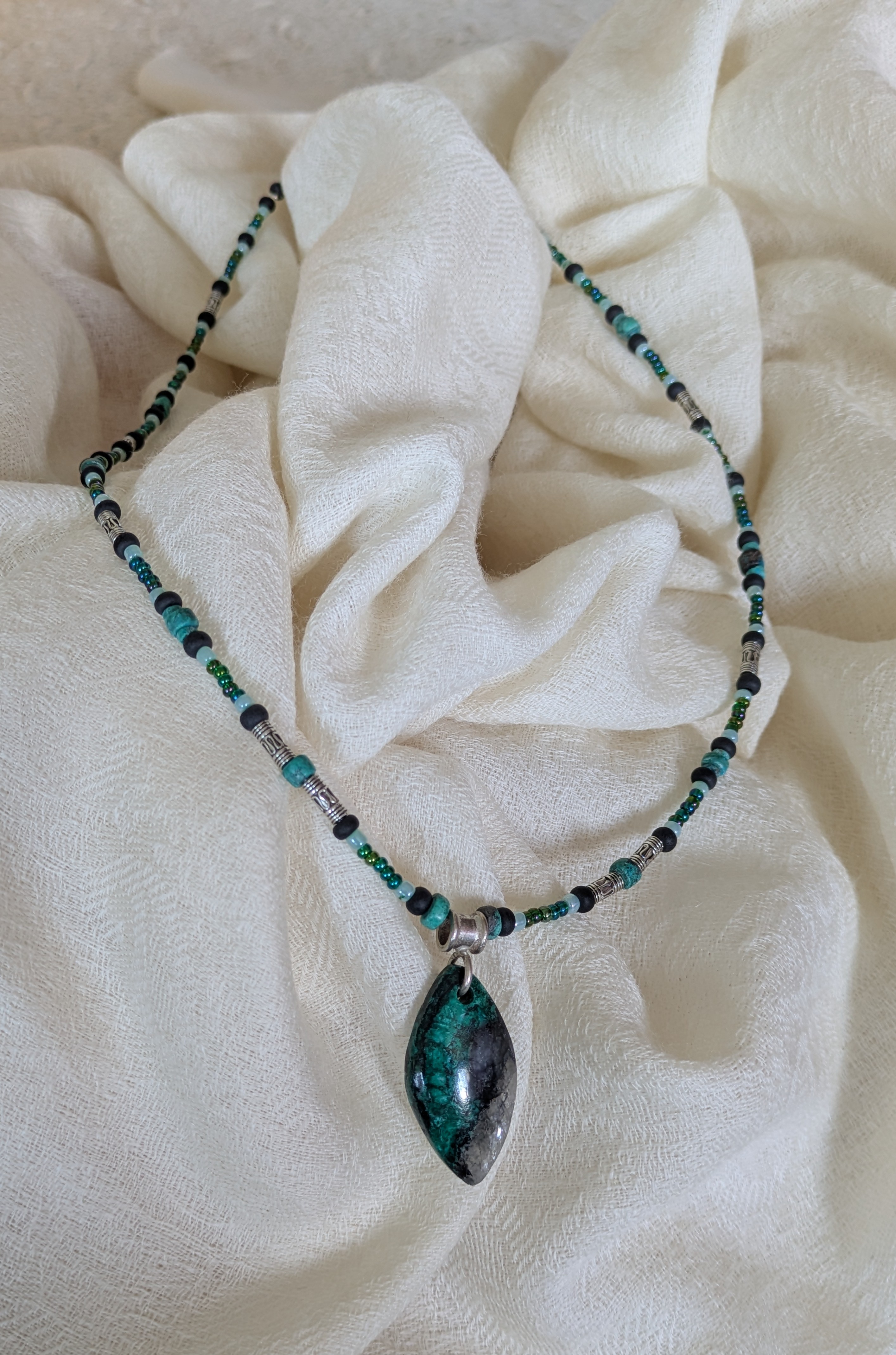 Chrysocolle, bélière argent. 69 cm.