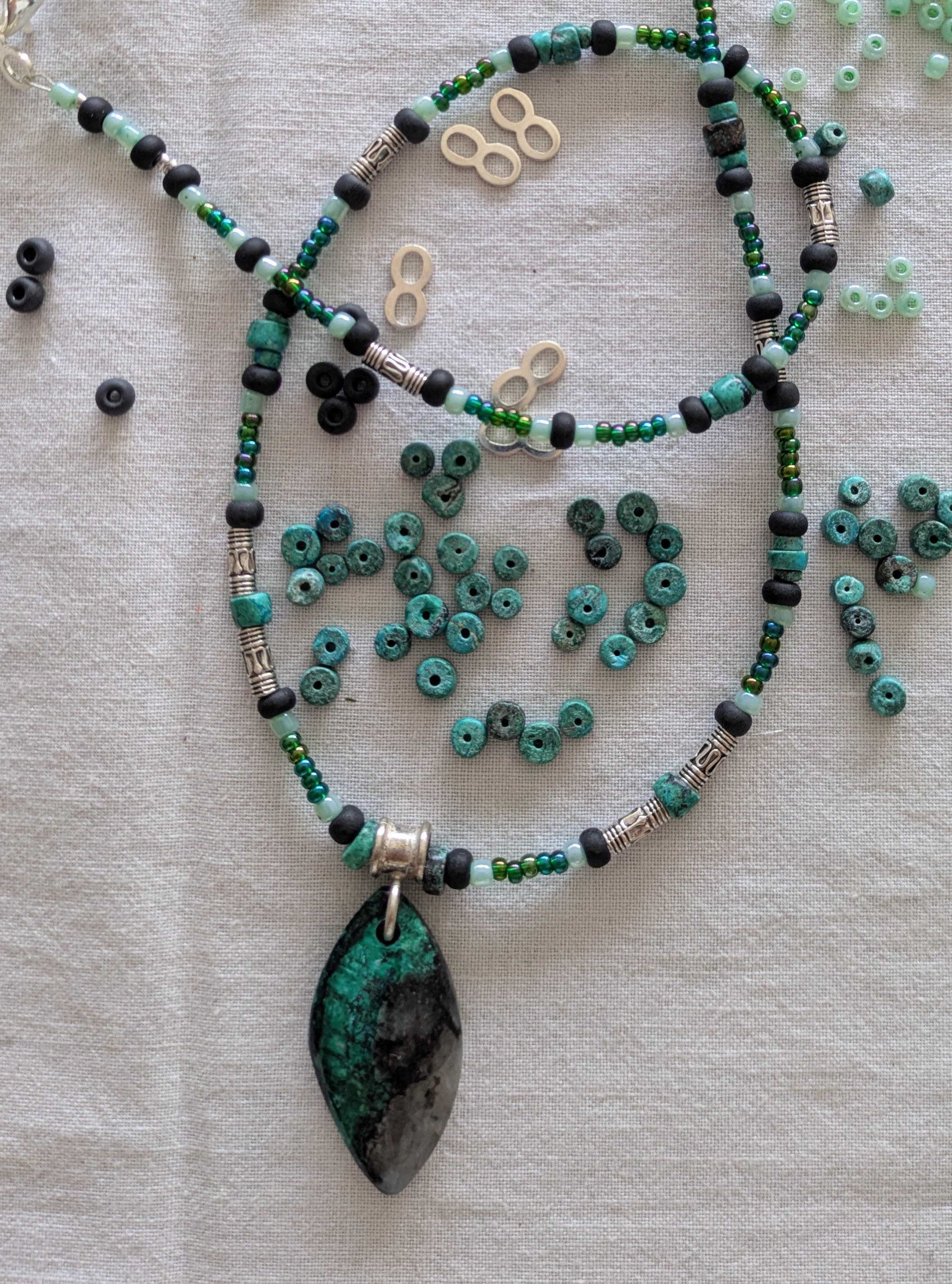 Chrysocolle, bélière argent. 69 cm.