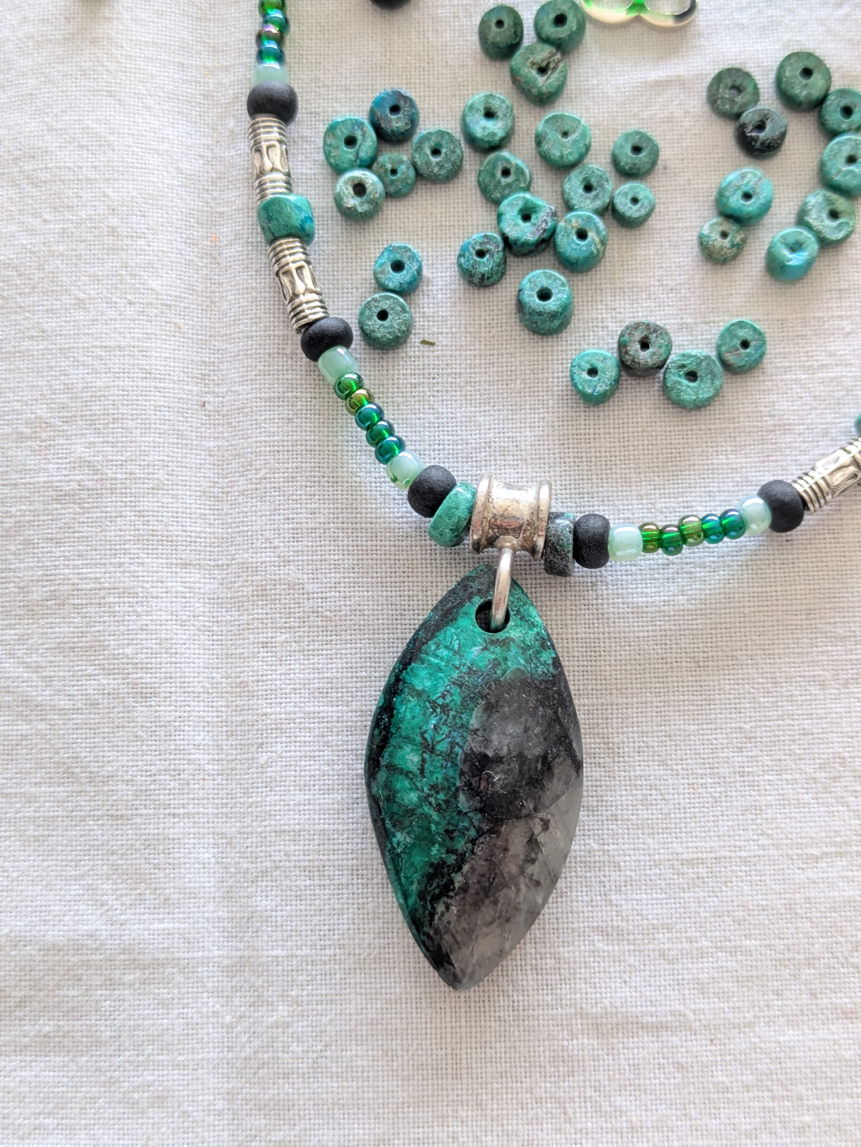 Chrysocolle, bélière argent. 69 cm.