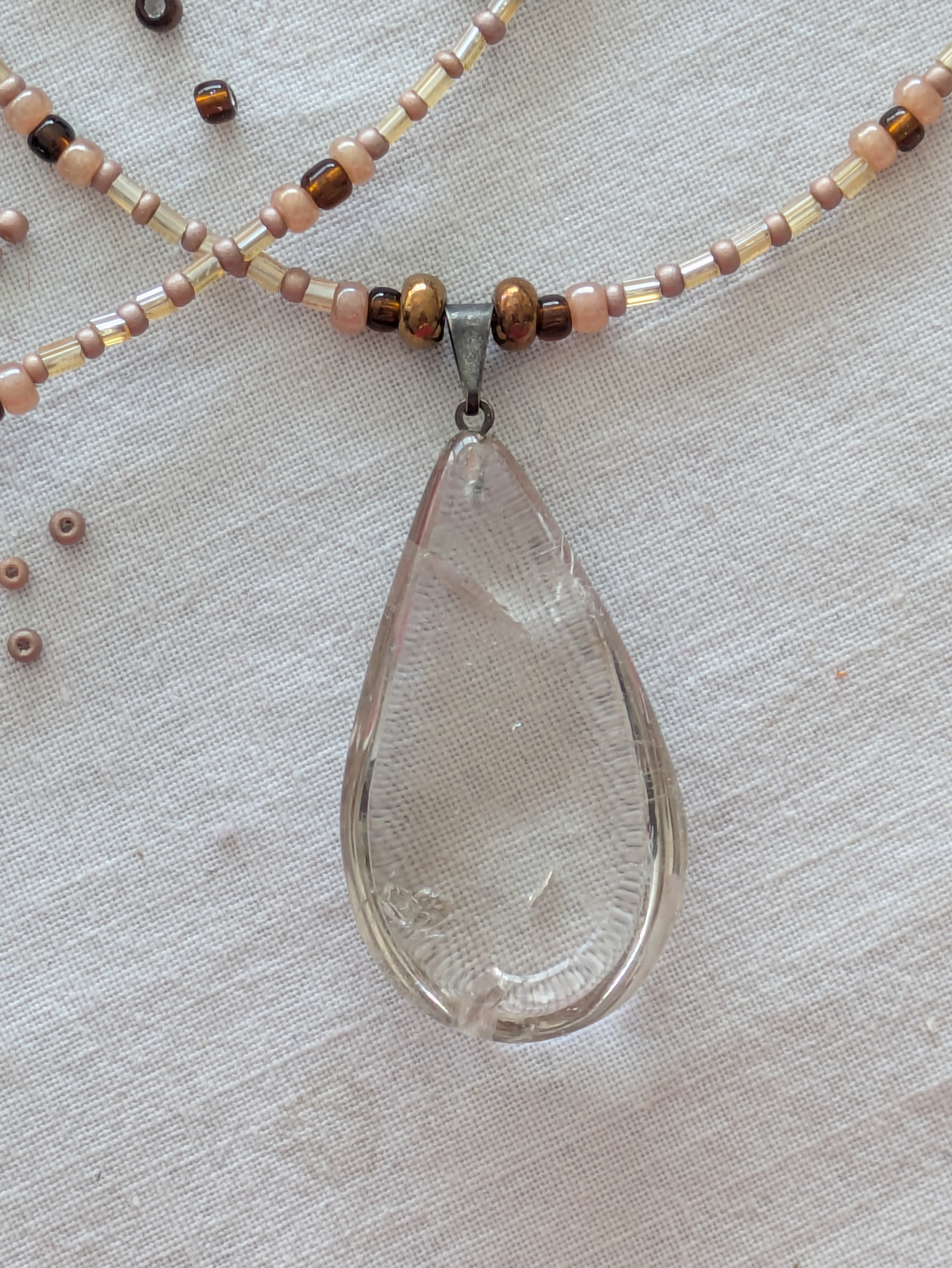 Goutte quartz fume. 53 cm.