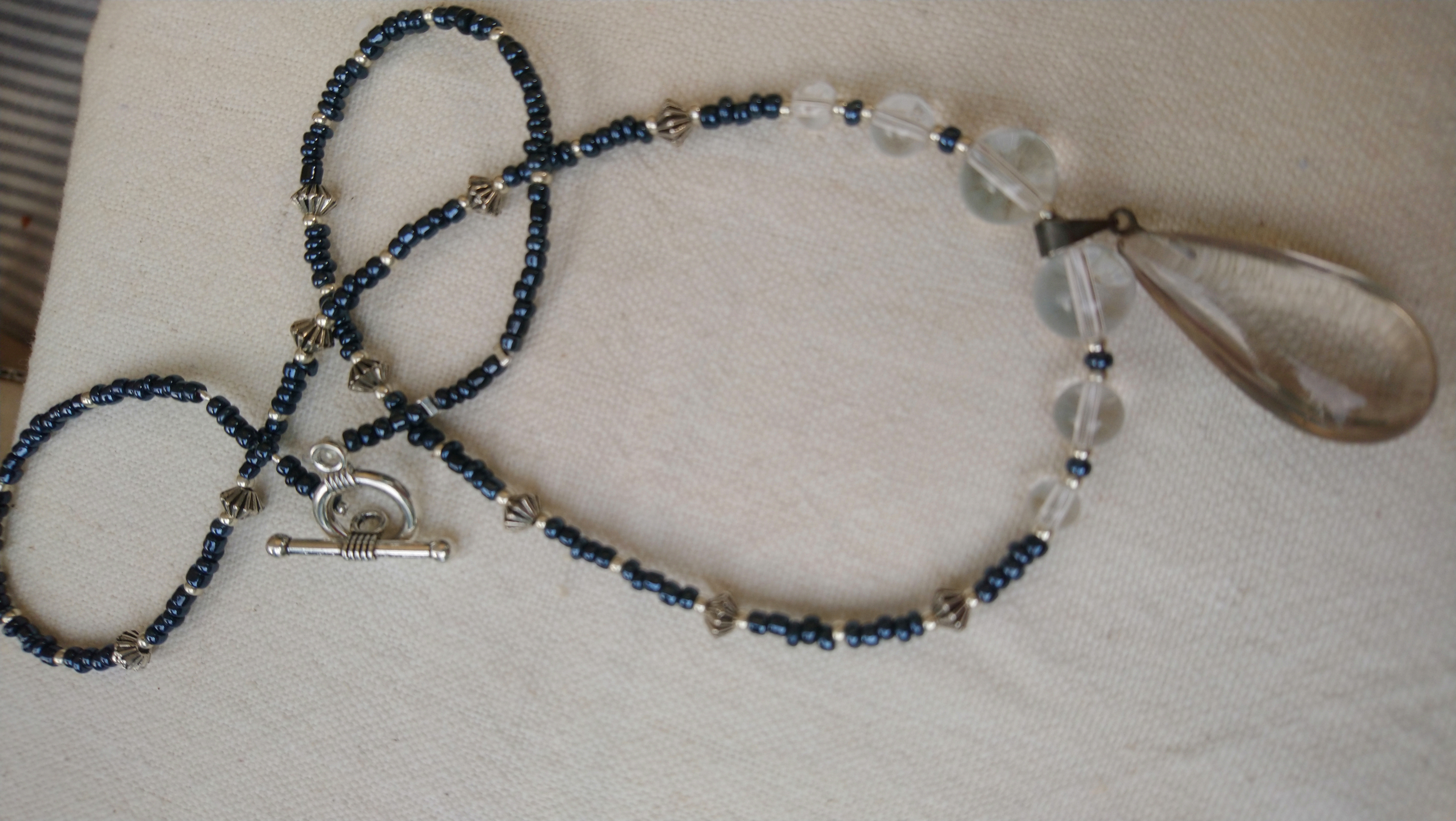 Goutte quartz fumé, petite. 46 cm.
