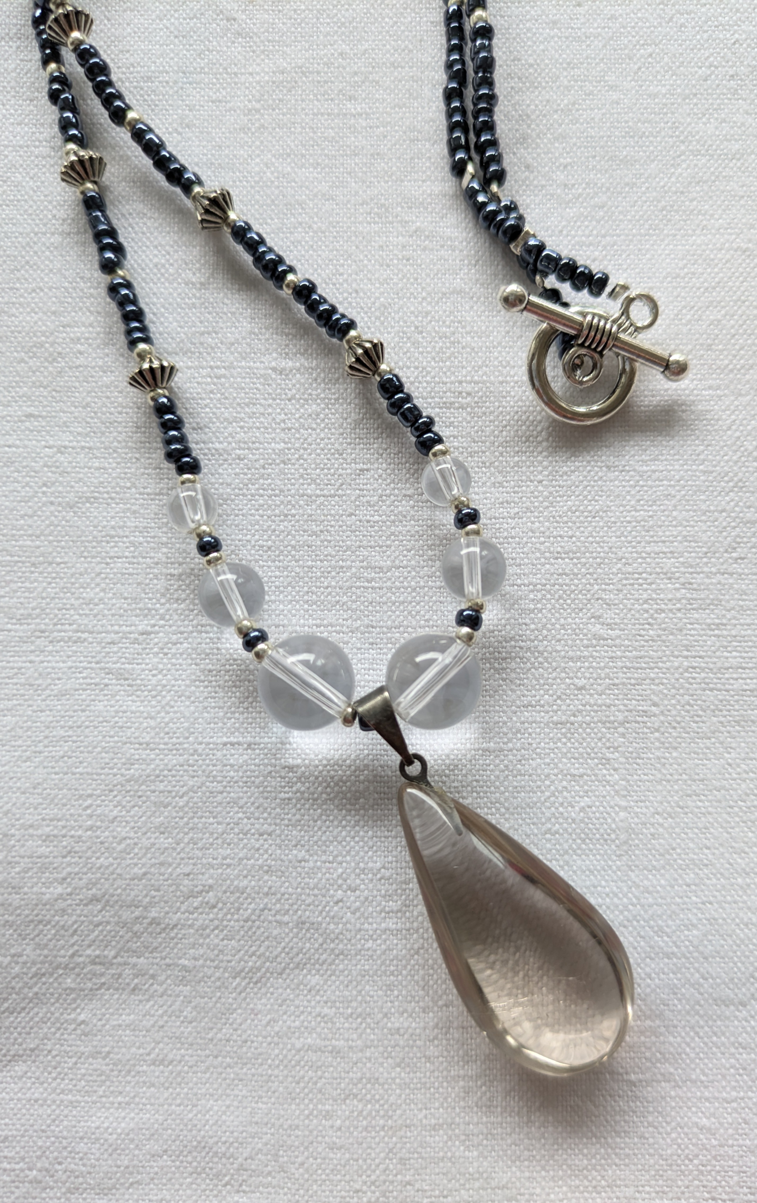 Goutte quartz fumé, petite. 46 cm.