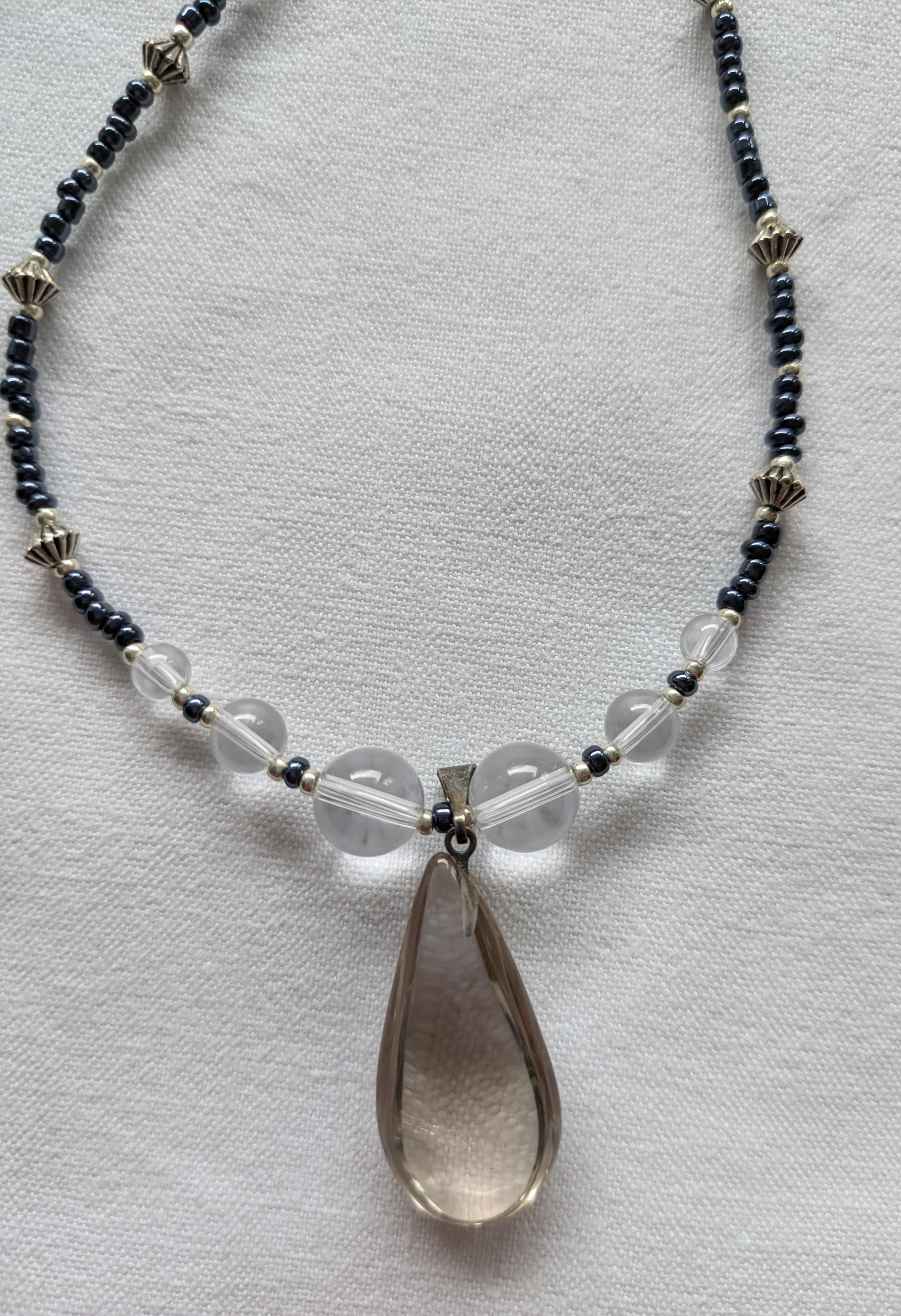 Goutte quartz fumé, petite. 46 cm.