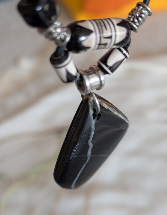 Onyx noir, veiné de blanc. (pierre réversible).