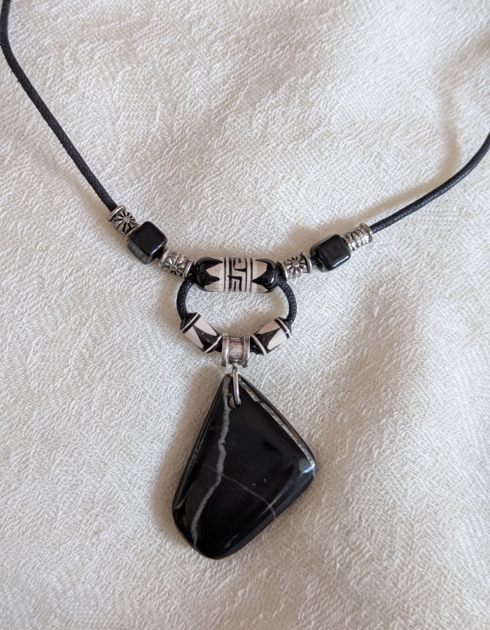 Onyx noir, veiné de blanc. (pierre réversible).