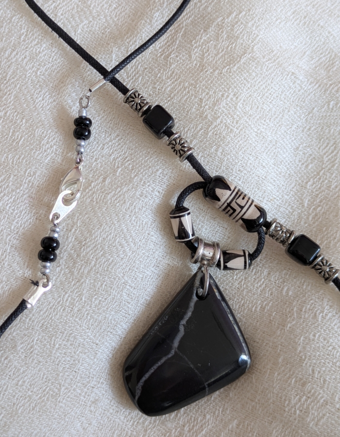 Onyx noir, veiné de blanc. (pierre réversible).