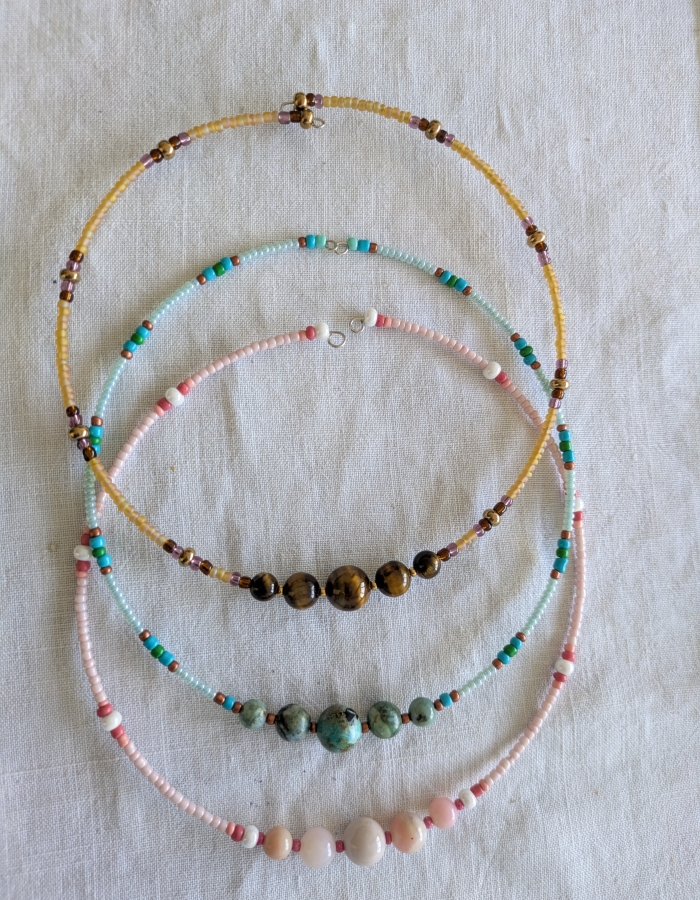 Trio: Oeil de tigre, Opale Bleue, Opale Rose.